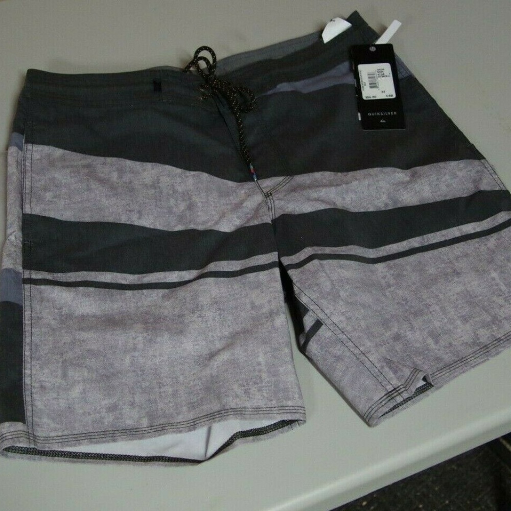 NWT Quiksilver 18" Beachshorts Size 32 Swim Trunks